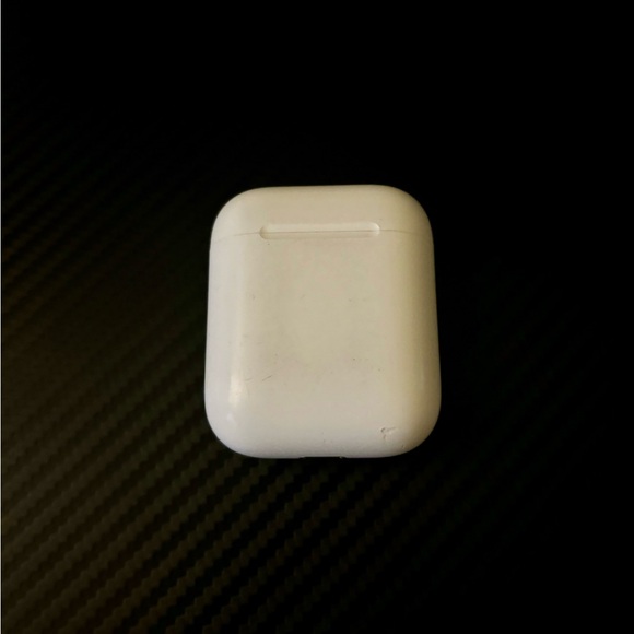 Used airpods the black stuff is chipped paint not dirt there clesn - Picture 2 of 6